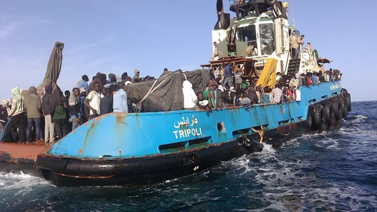 Guardacostas libios rescatan a 470 inmigrantes a la deriva en el Mediterráneo Guardacostas libios rescatan a 470 inmigrantes a la deriva en el Mediterráneo
