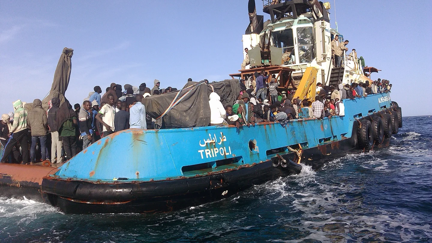 Guardacostas libios rescatan a 470 inmigrantes a la deriva en el Mediterráneo Guardacostas libios rescatan a 470 inmigrantes a la deriva en el Mediterráneo