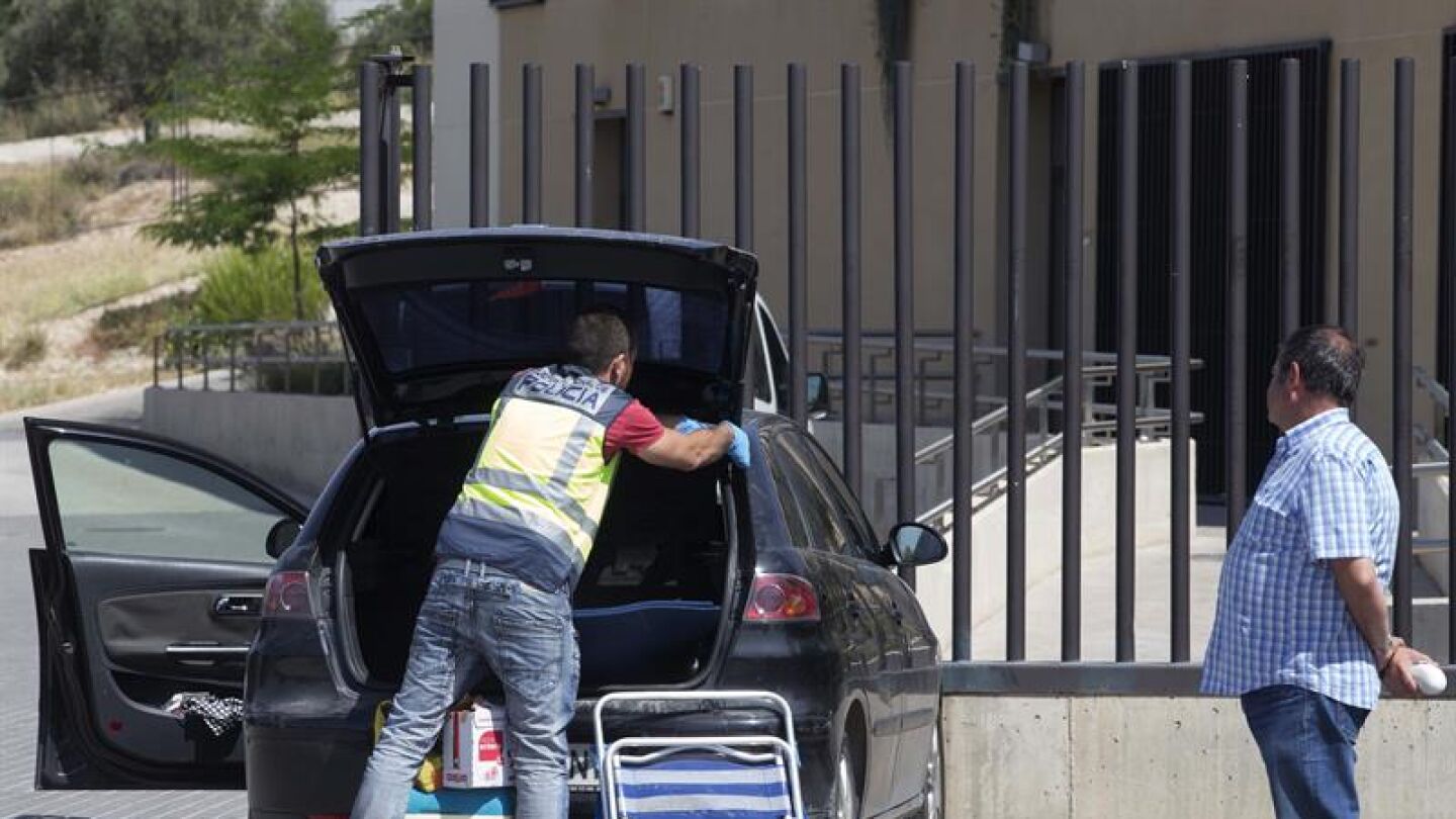 La Polic&iacute;a trabaja en el centro donde se produjo el asesinato