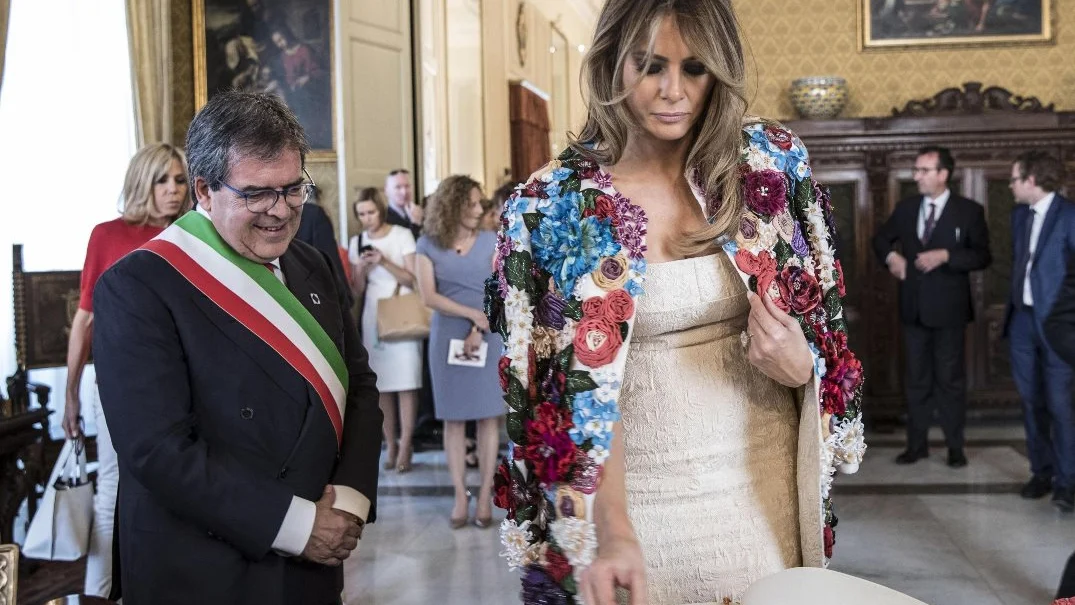 Polémica con una chaqueta de Melania Trump valorada en 46.000 euros