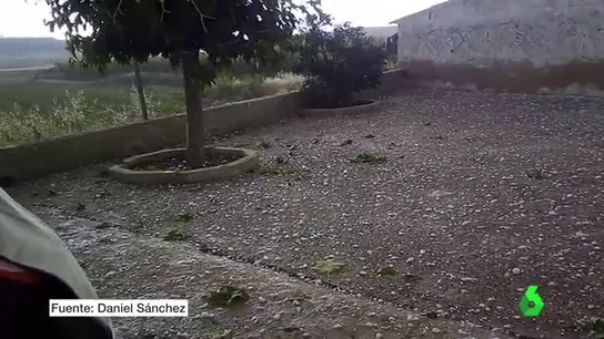 El fuerte temporal en el este de España deja bolas de granizo de hasta tres centímetros en Murcia El fuerte temporal en el este de España deja bolas de granizo de hasta tres centímetros en Murcia