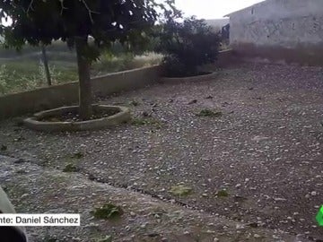 El fuerte temporal en el este de España deja bolas de granizo de hasta tres centímetros en Murcia El fuerte temporal en el este de España deja bolas de granizo de hasta tres centímetros en Murcia