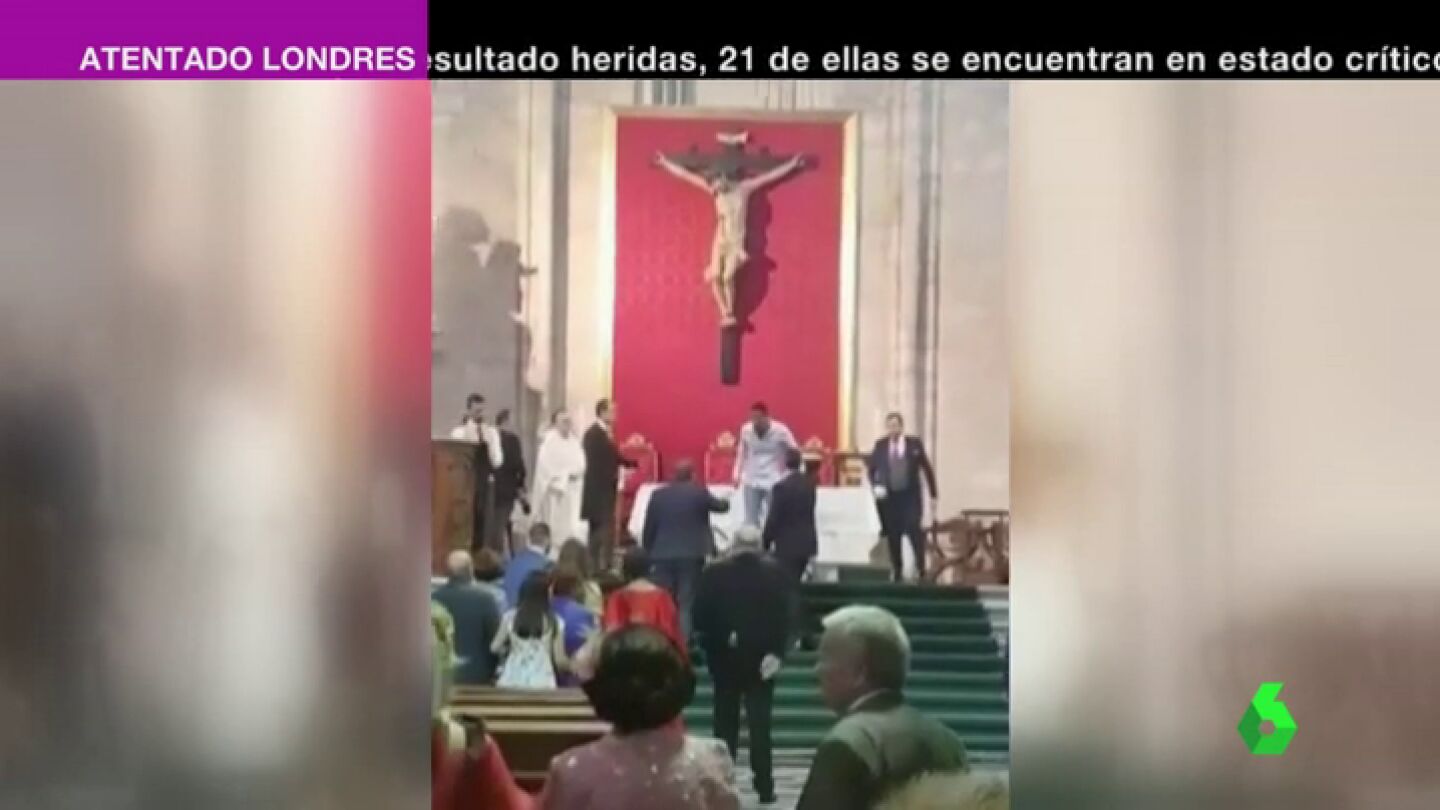 Frame 0.745987 de: Detenido por interrumpir una boda en Valladolid al grito de "Al&aacute; es grande"