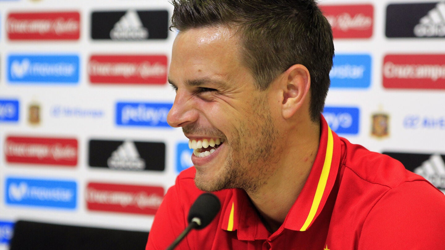 Azpilicueta sonr&iacute;e durante la rueda de prensa