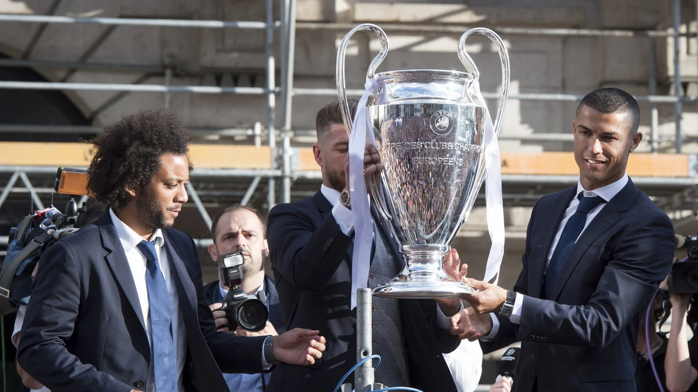 Los capitanes del Real Madrid ofrecen la Champions League. Los capitanes del Real Madrid ofrecen la Champions League.