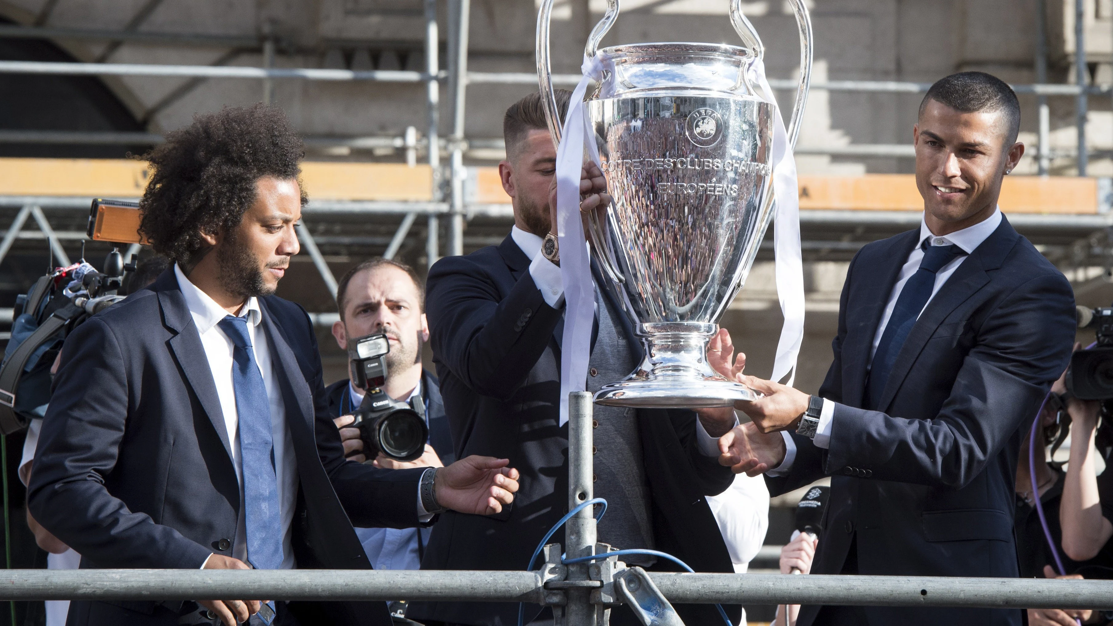 Los capitanes del Real Madrid ofrecen la Champions League.