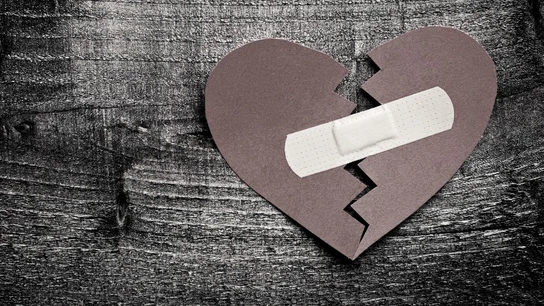 Imagen de un corazón roto pegado con una tirita Imagen de un corazón roto pegado con una tirita