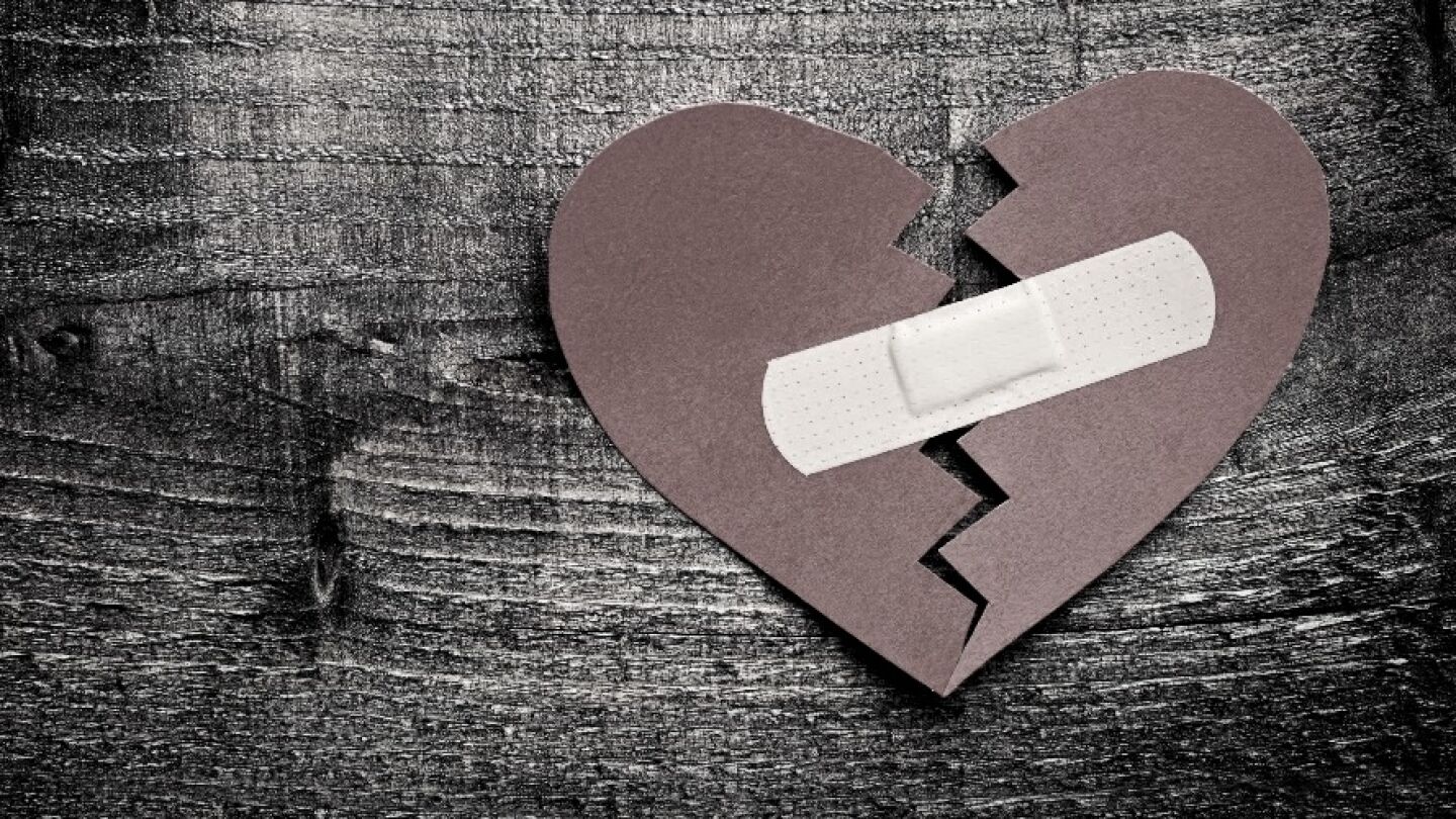 Imagen de un coraz&oacute;n roto pegado con una tirita