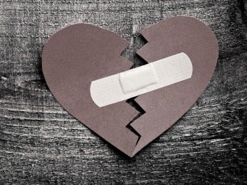Imagen de un corazón roto pegado con una tirita Imagen de un corazón roto pegado con una tirita