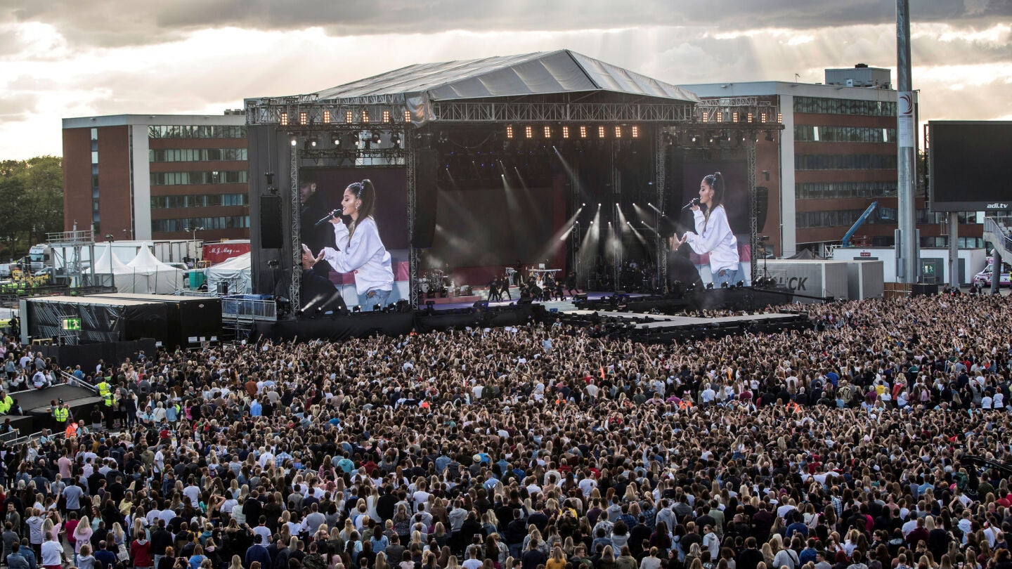 Manchester homenajea a las v&iacute;ctimas del atentado terrorista con un concierto simb&oacute;lico