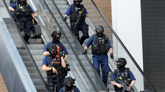 Unos polic&iacute;as en una zona cercana al Puente de Londres