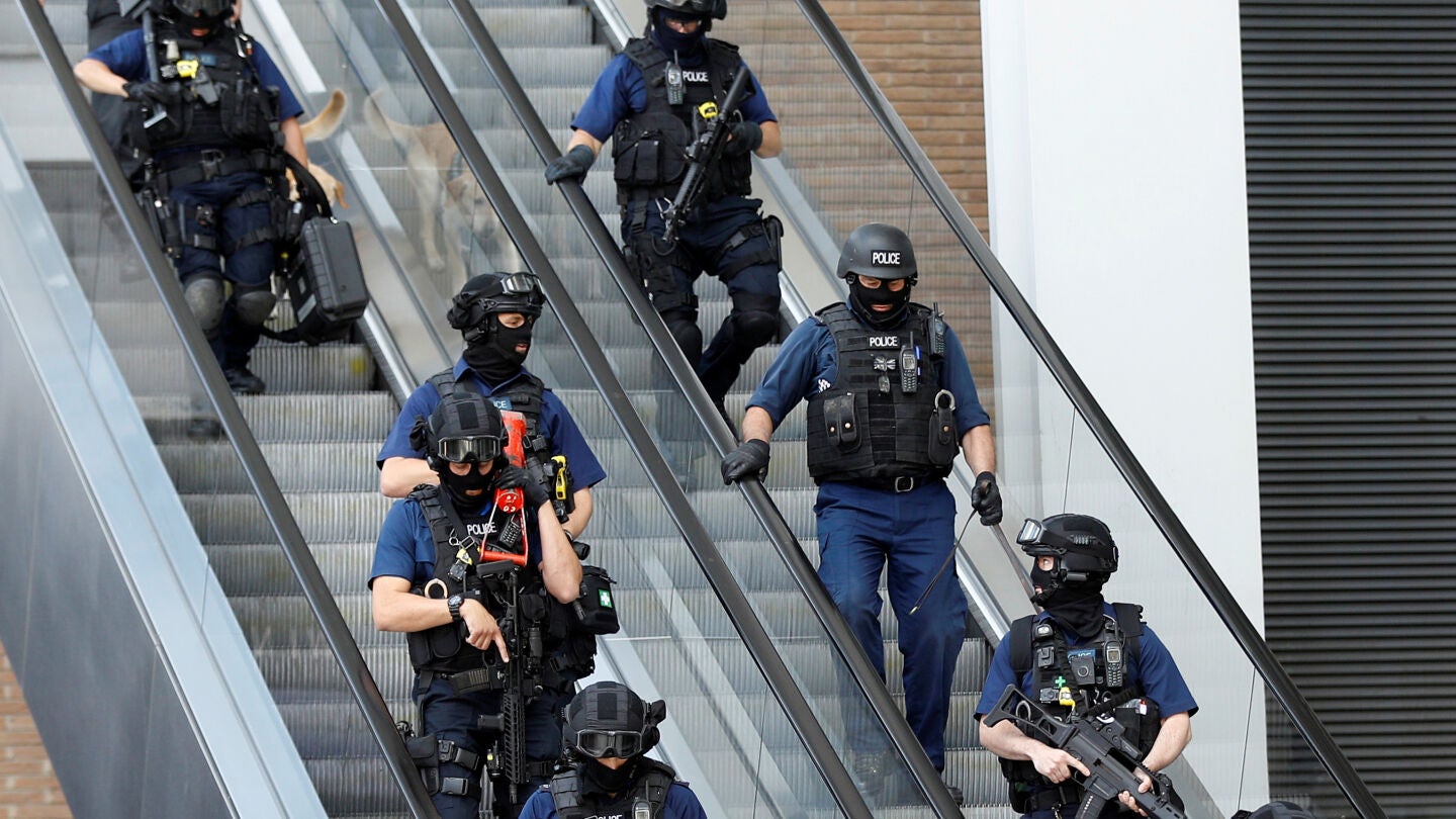Unos polic&iacute;as en una zona cercana al Puente de Londres