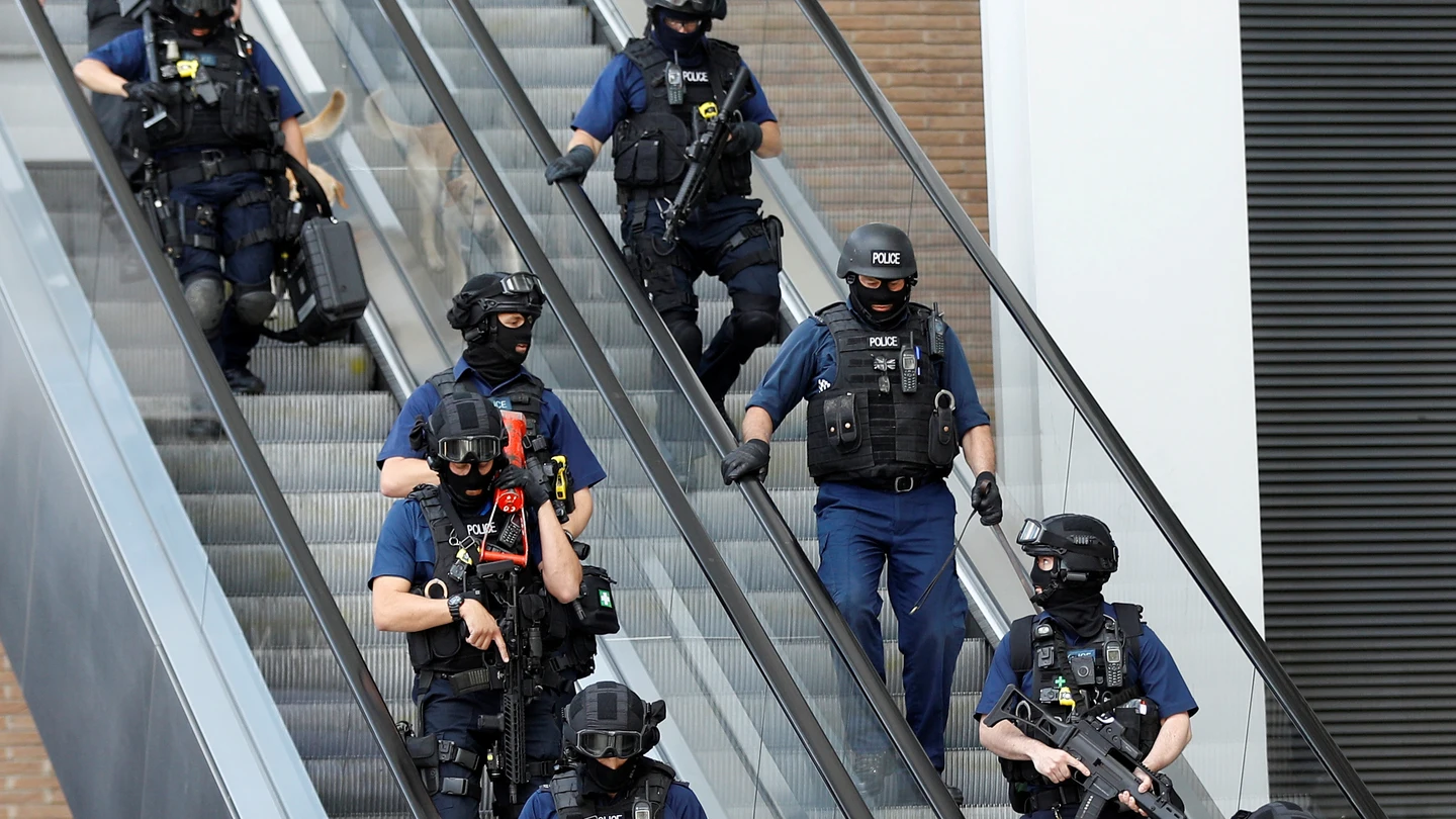 Unos policías en una zona cercana al Puente de Londres Unos policías en una zona cercana al Puente de Londres