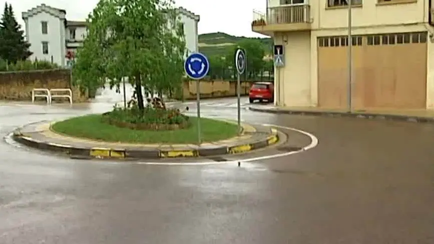 Rotonda en la que ha tenido lugar el accidente Rotonda en la que ha tenido lugar el accidente