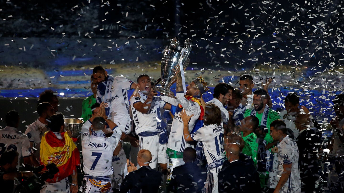 Los jugadores del Real Madrid ofrecen la Duod&eacute;cima al Santiago Bernab&eacute;u