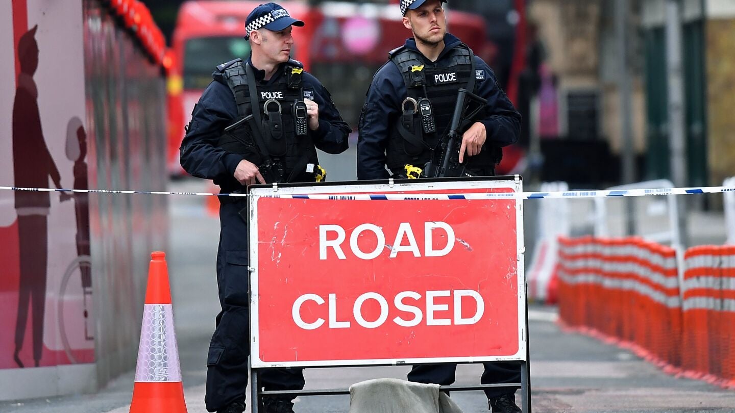 La Polic&iacute;a brit&aacute;nica hace guardia en la zona de Londres atacada