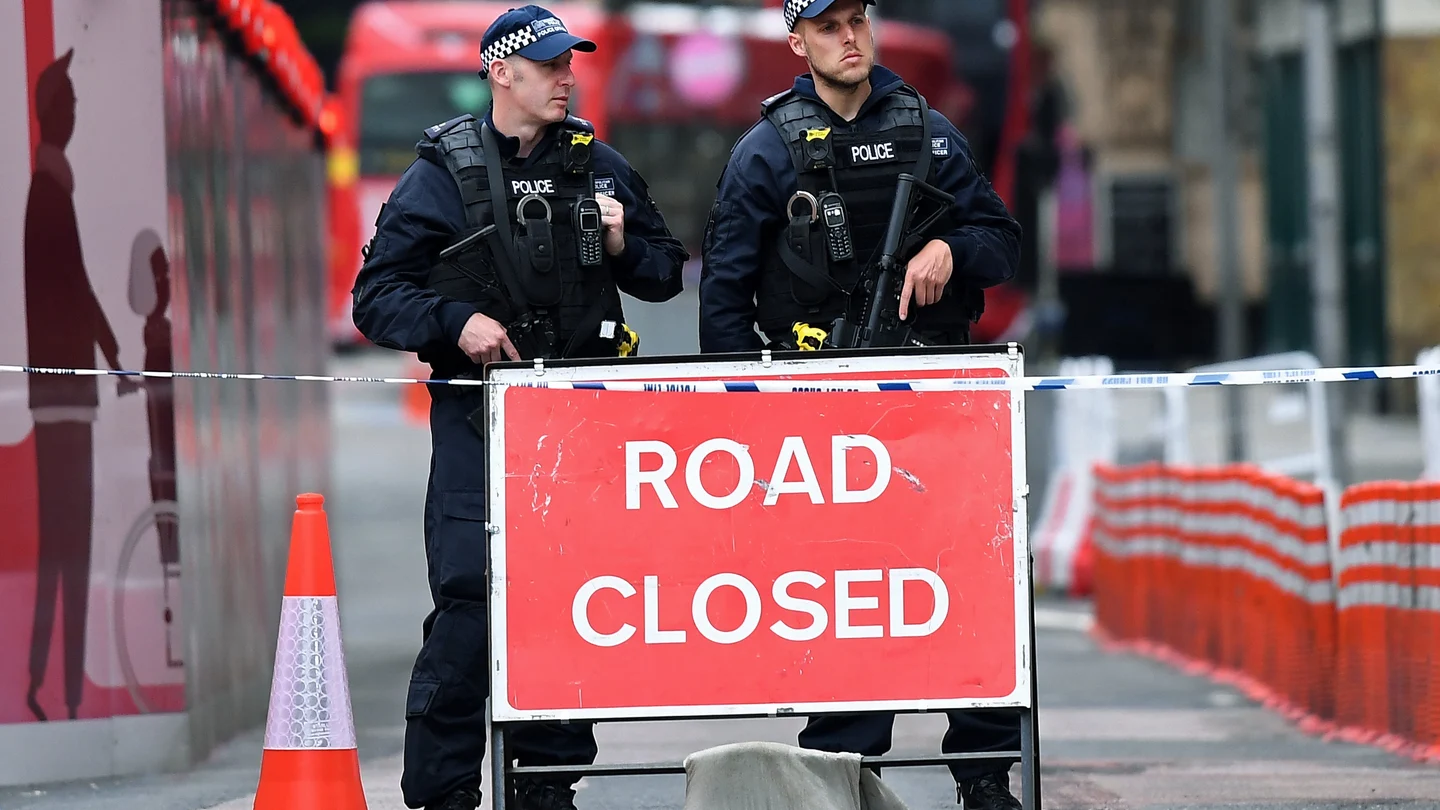 La Policía británica hace guardia en la zona de Londres atacada La Policía británica hace guardia en la zona de Londres atacada