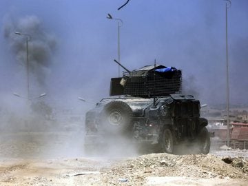 Un vehículo militar de las fuerzas iraquíes avanza hacia el centro de Mosul, en el norte de Irak Un vehículo militar de las fuerzas iraquíes avanza hacia el centro de Mosul, en el norte de Irak