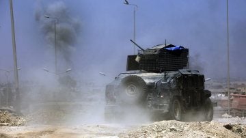 Un vehículo militar de las fuerzas iraquíes avanza hacia el centro de Mosul, en el norte de Irak