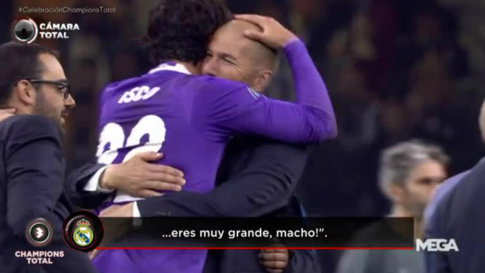 Zidane se abraza a Isco