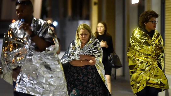 Varias personas son desalojadas del Puente de Londres, donde tuvo lugar uno de los ataques terroristas Varias personas son desalojadas del Puente de Londres, donde tuvo lugar uno de los ataques terroristas