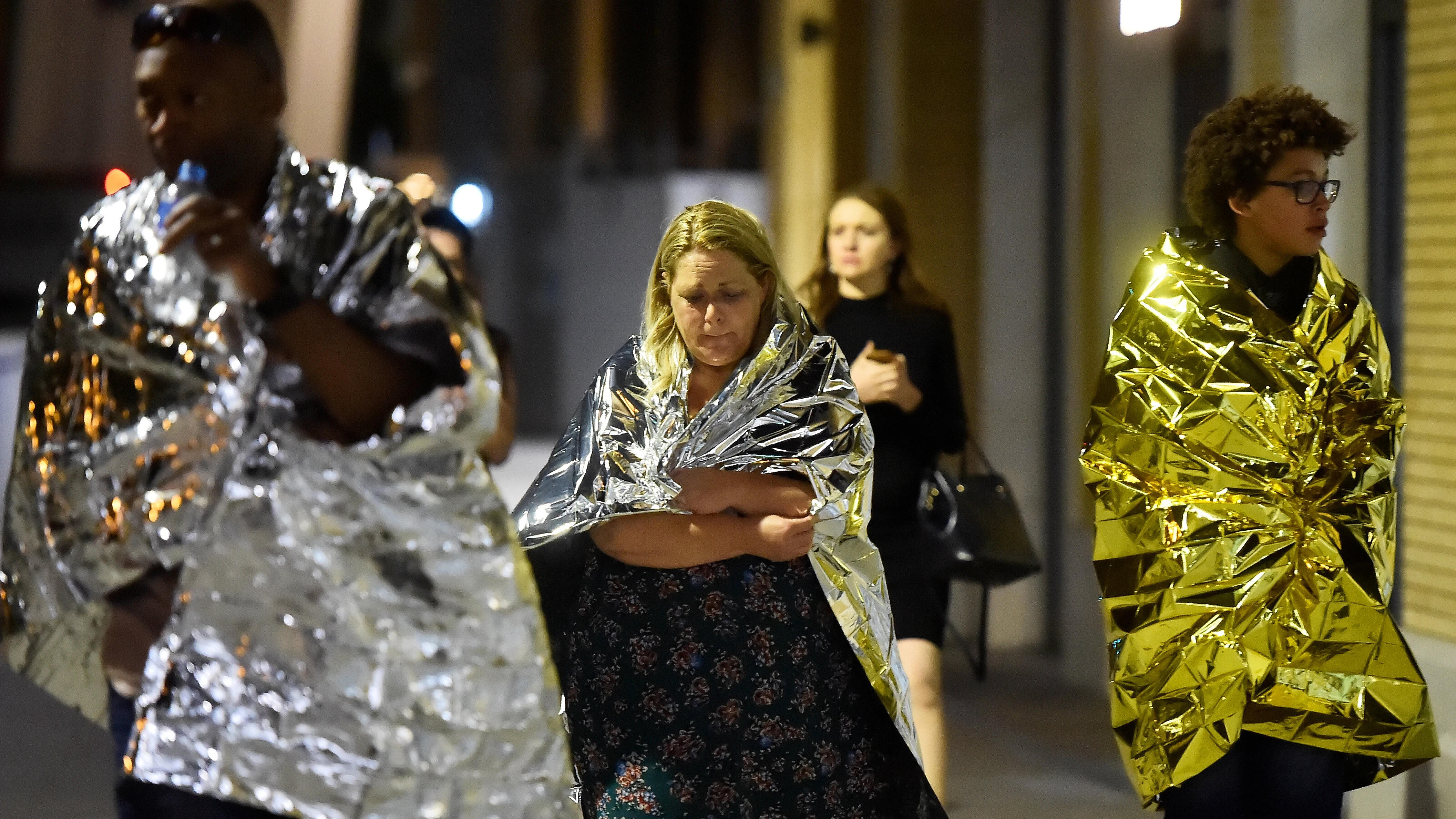 Varias personas son desalojadas del Puente de Londres, donde tuvo lugar uno de los ataques terroristas