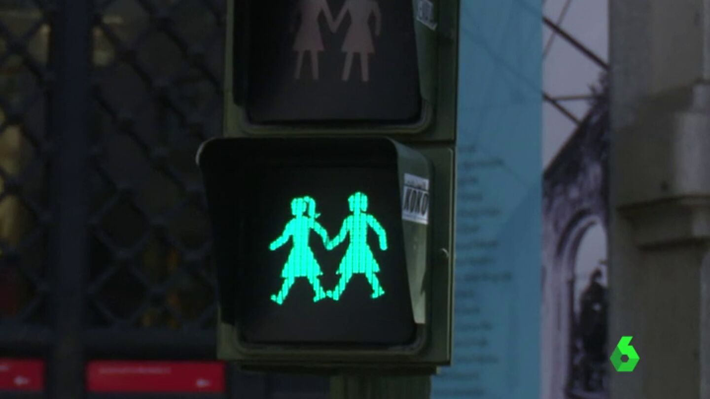 Frame 1.134279 de: Manuela Carmena instalar&aacute; sem&aacute;foros 'gay friendly' en Madrid durante el World Pride