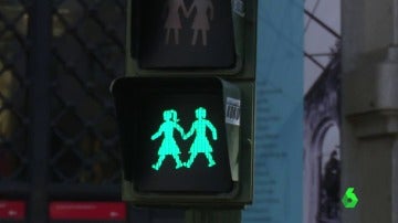 Frame 1.134279 de: Manuela Carmena instalará semáforos 'gay friendly' en Madrid durante el World Pride