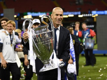 Zidane con la Duodécima Copa de Europa del Real Madrid Zidane con la Duodécima Copa de Europa del Real Madrid