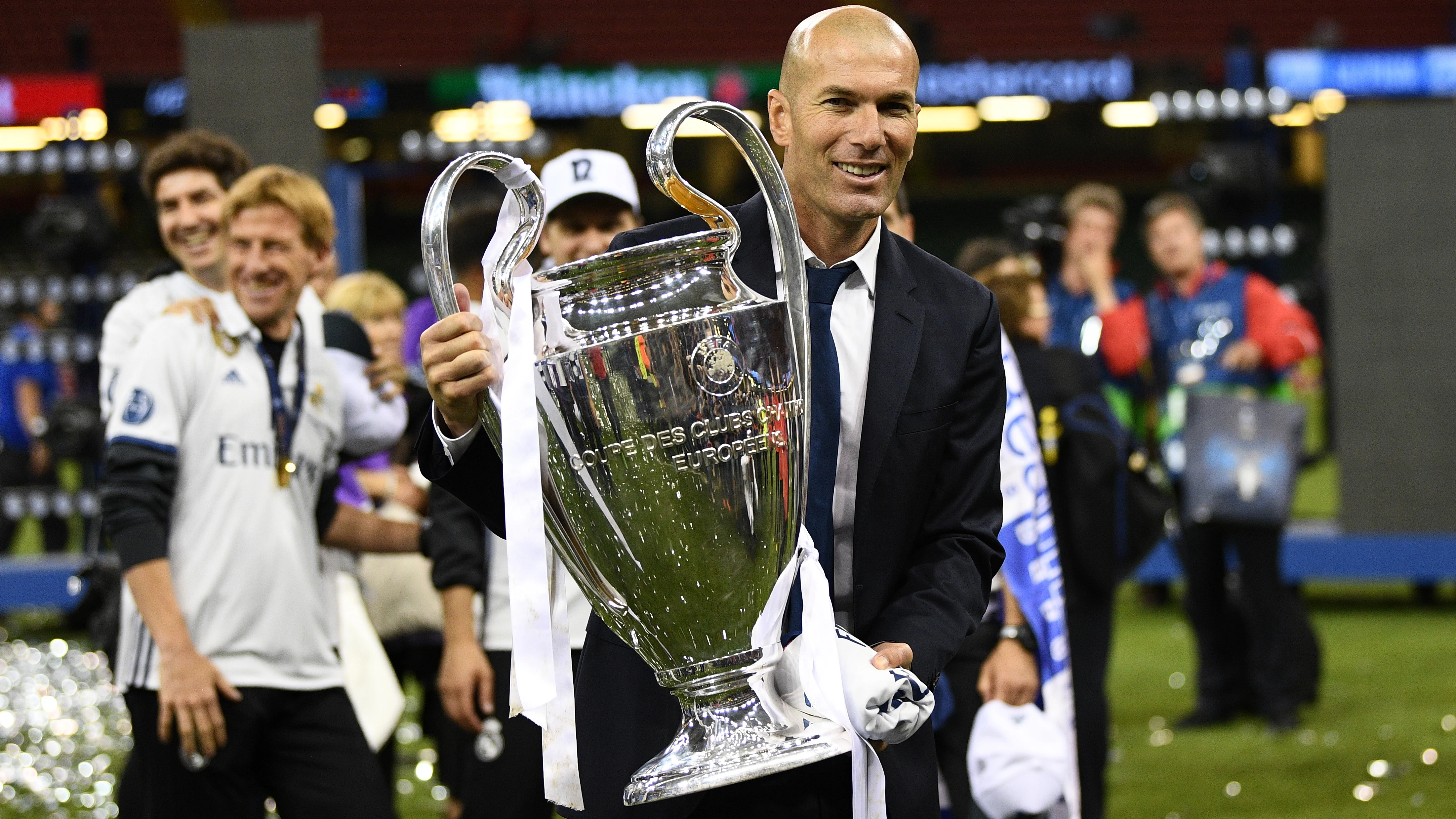 Zidane con la Duod&eacute;cima Copa de Europa del Real Madrid