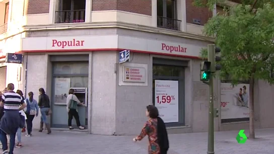 Una persona en un cajero de Banco Popular Una persona en un cajero de Banco Popular