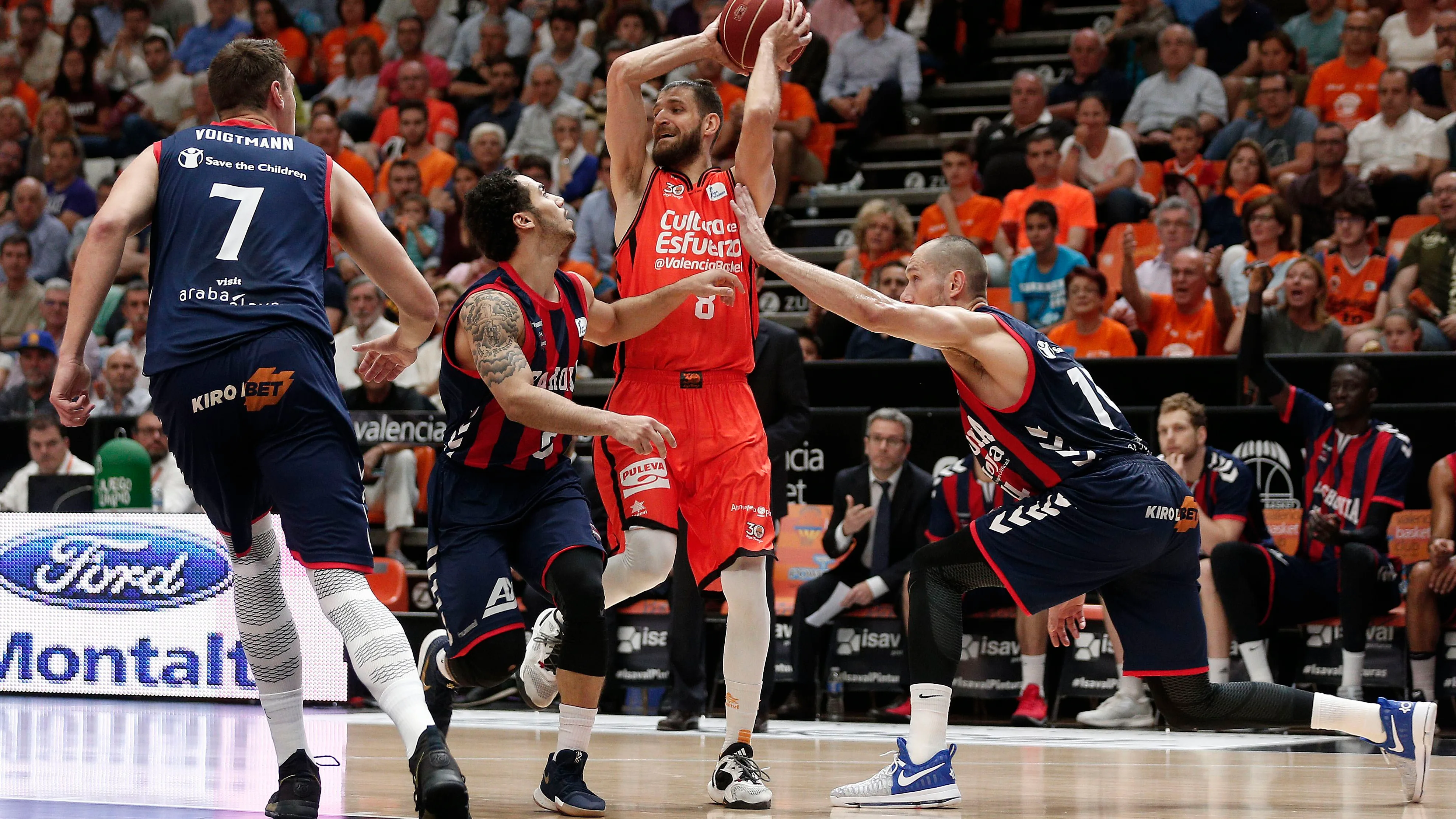 Antoine Diot intenta zafarse de los defensores de Baskonia