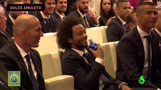 Frame 20.127591 de: La imperdible reacci&oacute;n de Cristiano y Marcelo al recibir la medalla de chocolate de Carmena