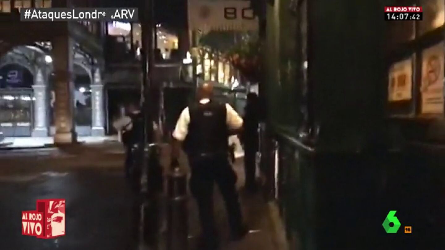Frame 19.36034 de: Disparos ensordecedores y p&aacute;nico en la calle: nuevas im&aacute;genes dejan ver c&oacute;mo se vivi&oacute; el atentado en Londres