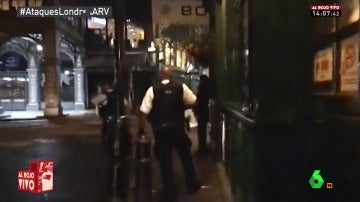 Frame 19.36034 de: Disparos ensordecedores y pánico en la calle: nuevas imágenes dejan ver cómo se vivió el atentado en Londres