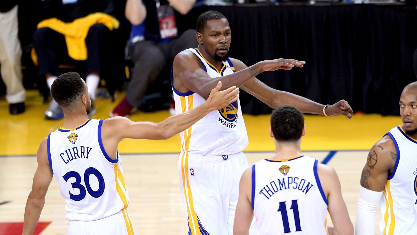Stephen Curry y Kevin Durant celebran una canasta ante los Cavaliers