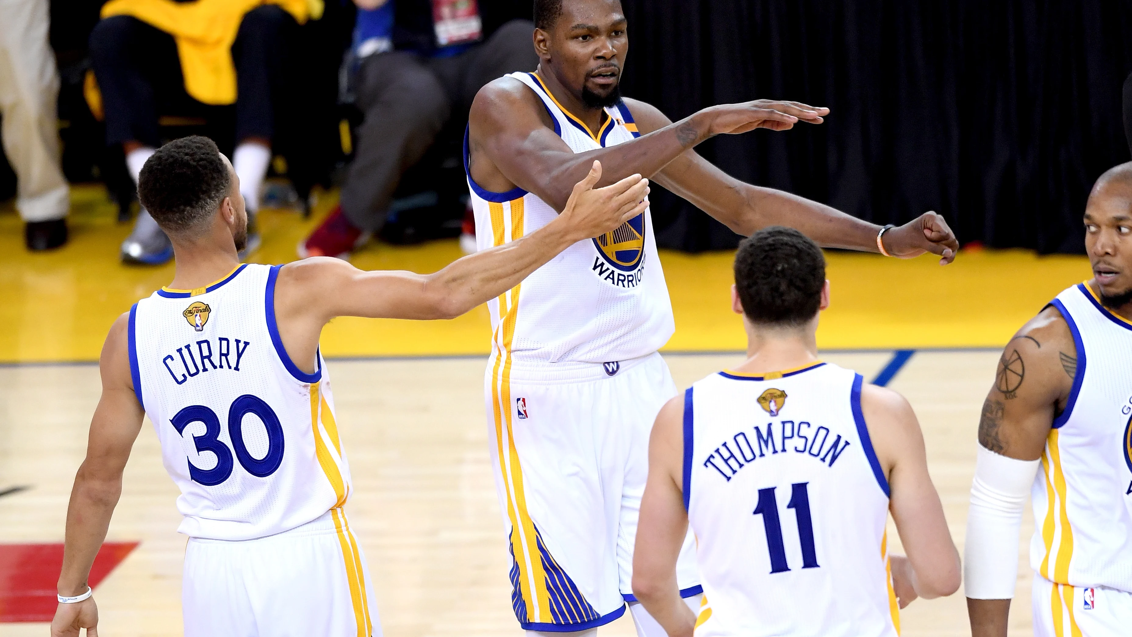 Stephen Curry y Kevin Durant celebran una canasta ante los Cavaliers