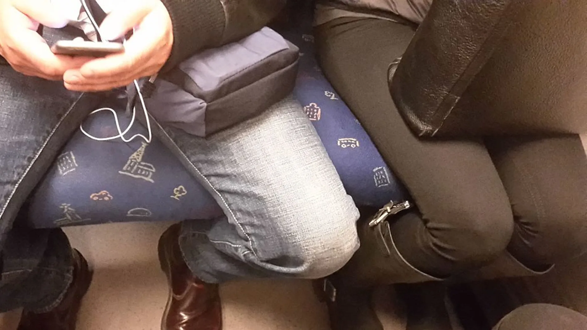 Algunos hombres tienden a sentarse con las piernas abiertas 'acorralando' al pasajero de al lado