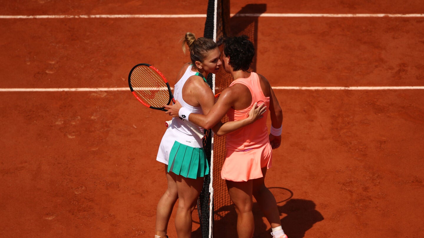 Carla Su&aacute;rez saluda a Simona Halep tras su derrota