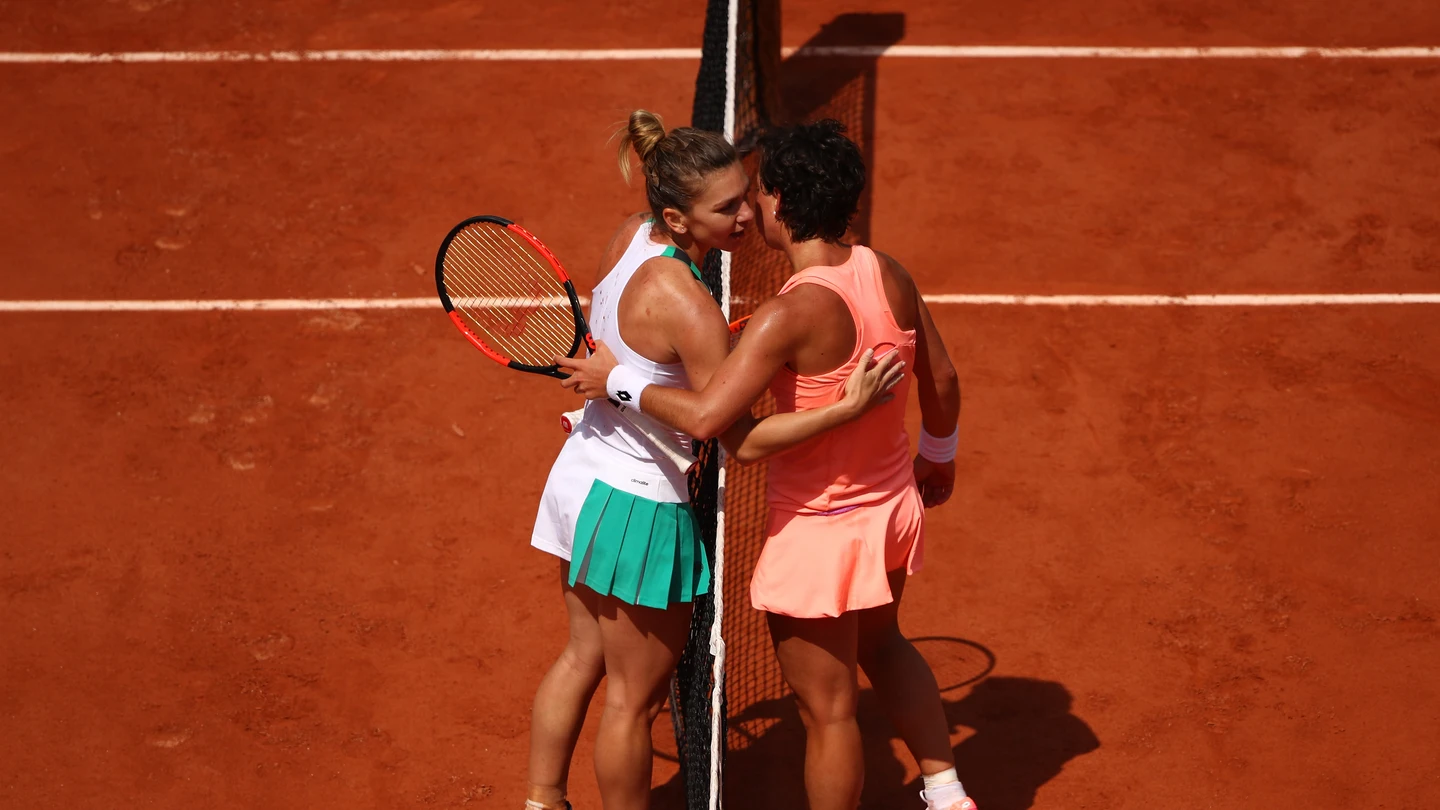 Carla Suárez saluda a Simona Halep tras su derrota Carla Suárez saluda a Simona Halep tras su derrota