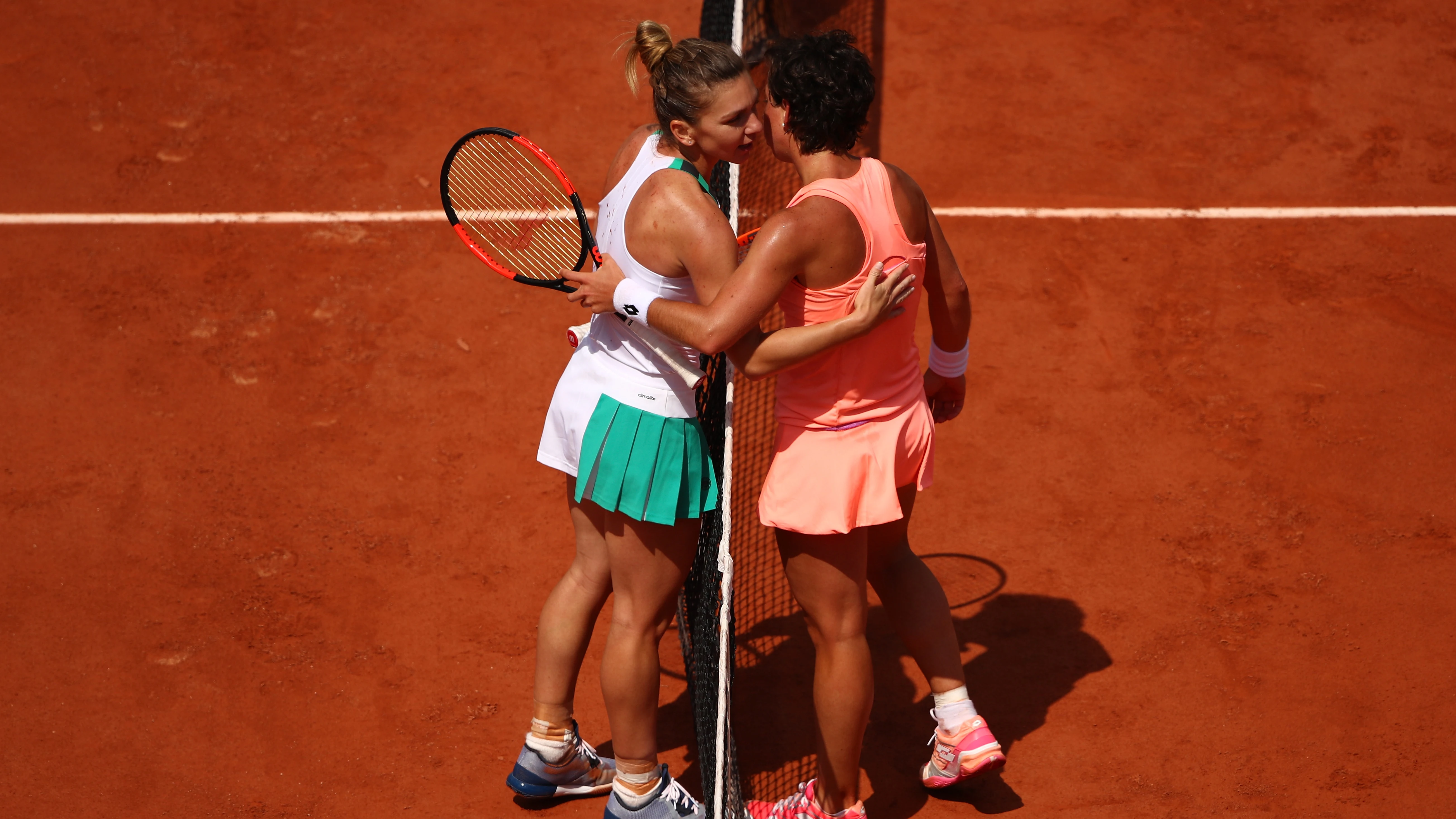 Carla Suárez saluda a Simona Halep tras su derrota