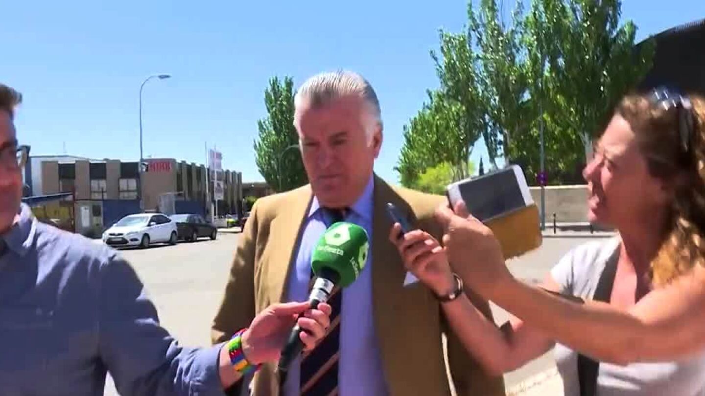 Luis B&aacute;rcenas hablando con los medios