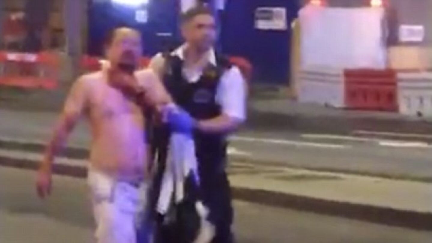 Geoff Ho es atendido tras ser apu&ntilde;alado por los terroristas en Londres