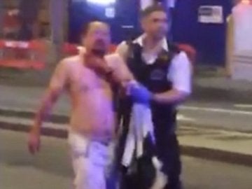 Geoff Ho es atendido tras ser apuñalado por los terroristas en Londres Geoff Ho es atendido tras ser apuñalado por los terroristas en Londres