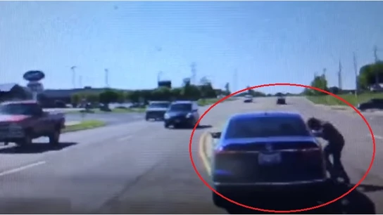 Un hombre salva la vida de un conductor colándose por la ventanilla del coche Un hombre salva la vida de un conductor colándose por la ventanilla del coche