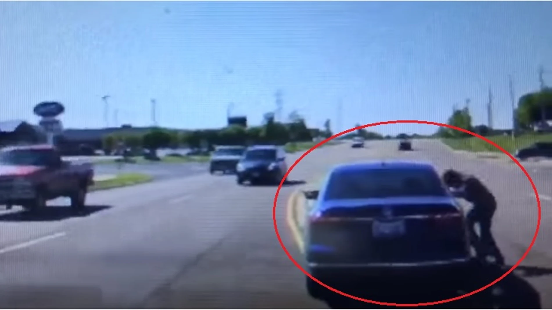 Un hombre salva la vida de un conductor colándose por la ventanilla del coche
