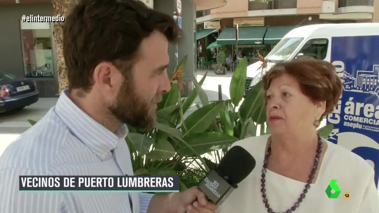 Gonzo con una vecina de Puerto Lumbreras