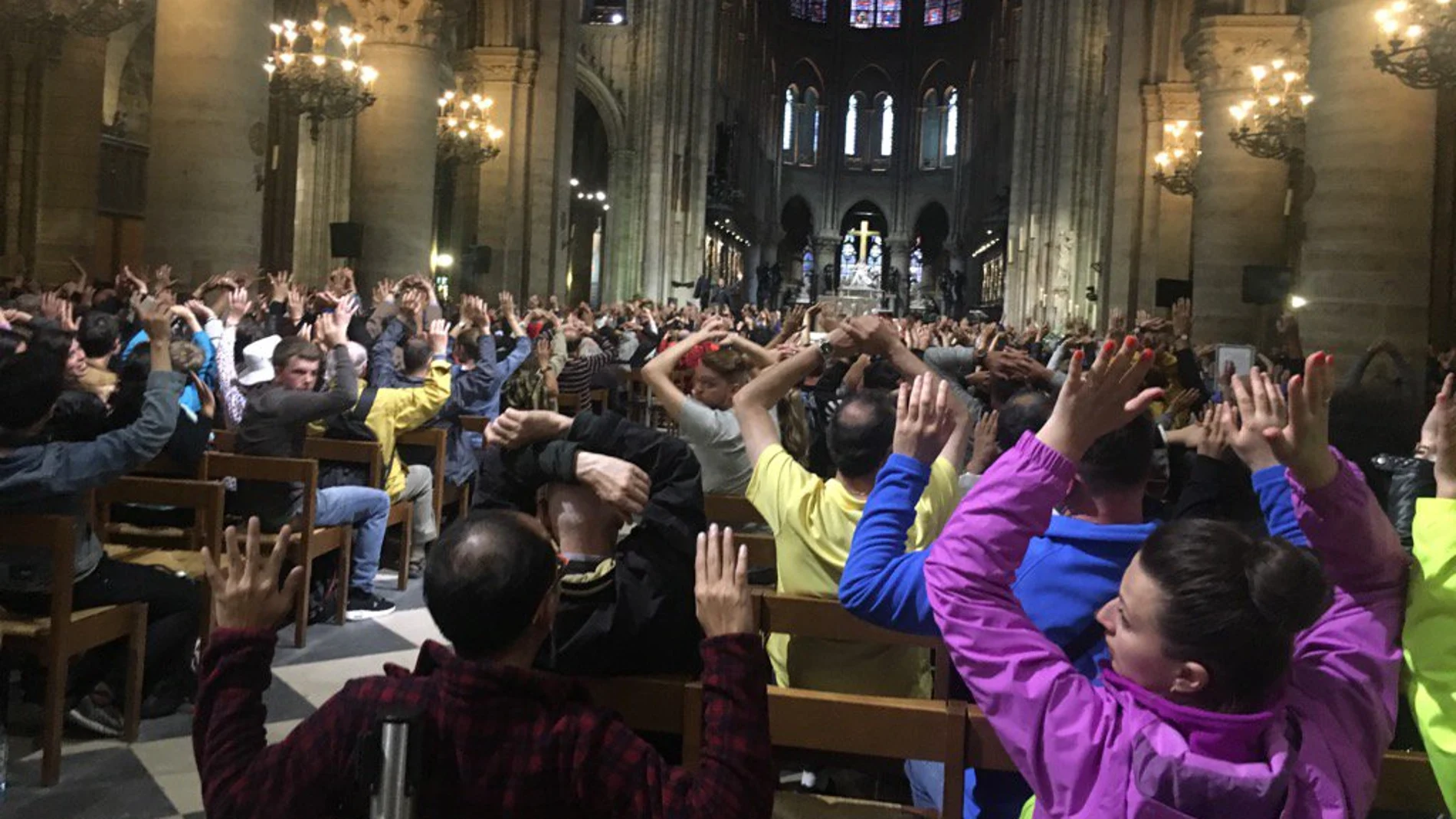 Interior de Notre Dame tras el ataque a un policía