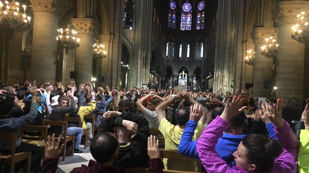 Interior de Notre Dame tras el ataque a un policía