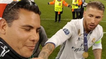 Un aficionado salta al césped y se fotografía con Ramos